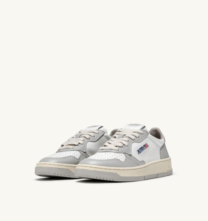 AUTRY Man MEDALIST LOW BICOLOR SNEAKERS IN WHITE AND VAPOR LEATHER