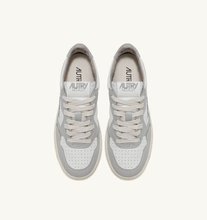 AUTRY Man MEDALIST LOW BICOLOR SNEAKERS IN WHITE AND VAPOR LEATHER