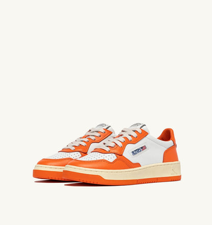 AUTRY Man MEDALIST LOW BICOLOR SNEAKERS IN WHITE AND PARSIMMON ORANGE LEATHER