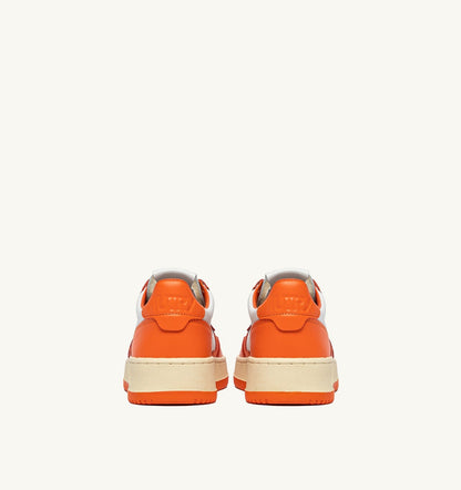 AUTRY Man MEDALIST LOW BICOLOR SNEAKERS IN WHITE AND PARSIMMON ORANGE LEATHER