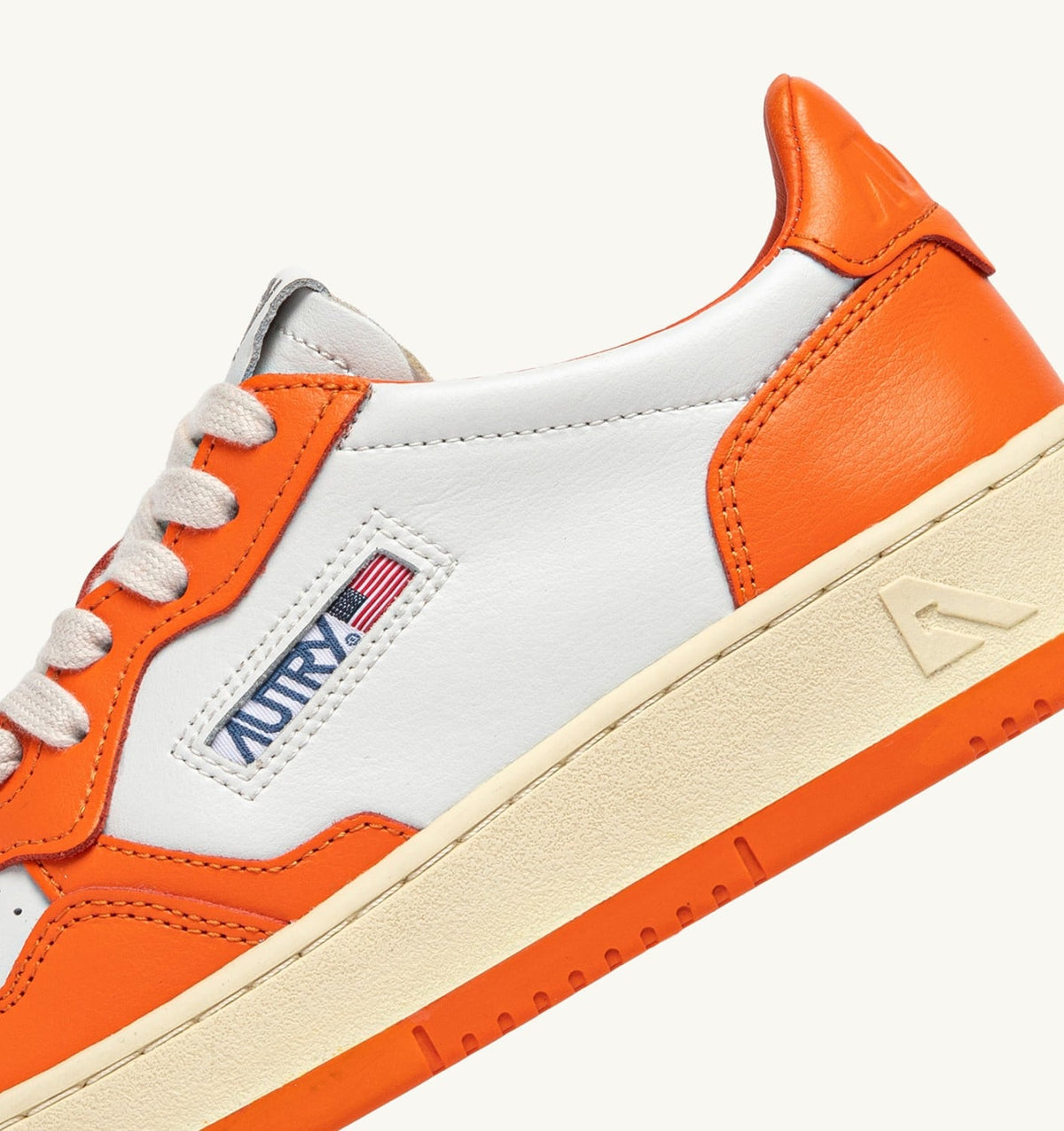 AUTRY Man MEDALIST LOW BICOLOR SNEAKERS IN WHITE AND PARSIMMON ORANGE LEATHER