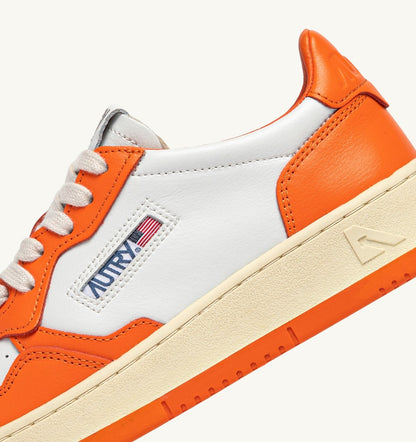 AUTRY Man MEDALIST LOW BICOLOR SNEAKERS IN WHITE AND PARSIMMON ORANGE LEATHER