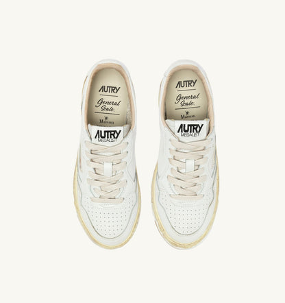 AUTRY Man MEDALIST LOW SUPER VINTAGE 'Autry x Maison MIHARA YASUHIRO General Scale.' SNEAKERS IN WHITE LEATHER