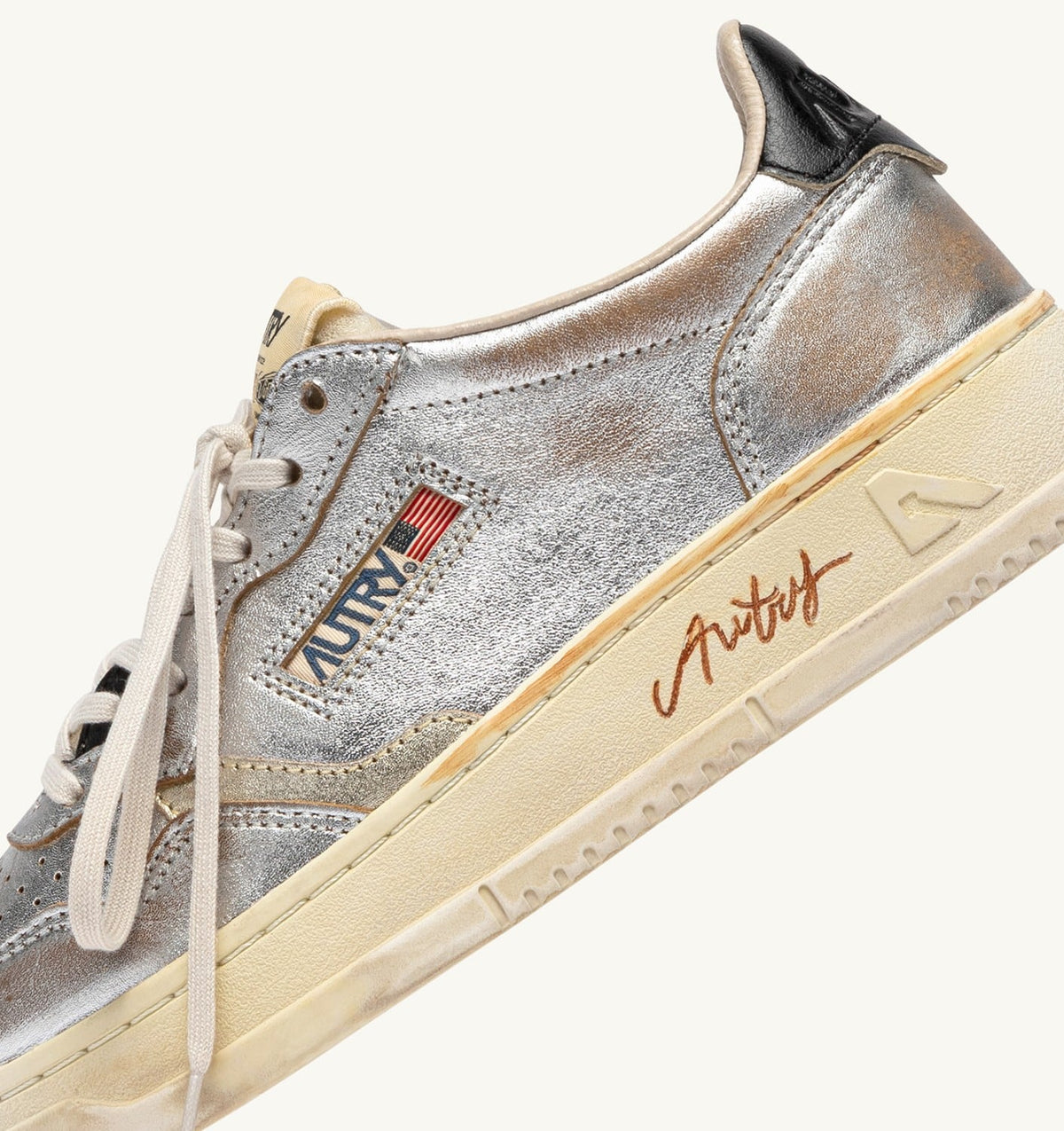 AUTRY Woman MEDALIST LOW SUPER VINTAGE SNEAKERS IN SILVER, PLATINUM AND BLACK LEATHER
