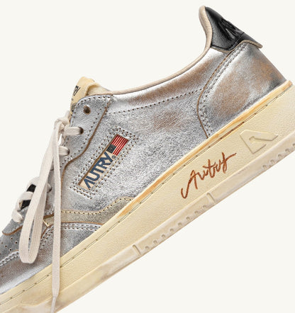 AUTRY Woman MEDALIST LOW SUPER VINTAGE SNEAKERS IN SILVER, PLATINUM AND BLACK LEATHER