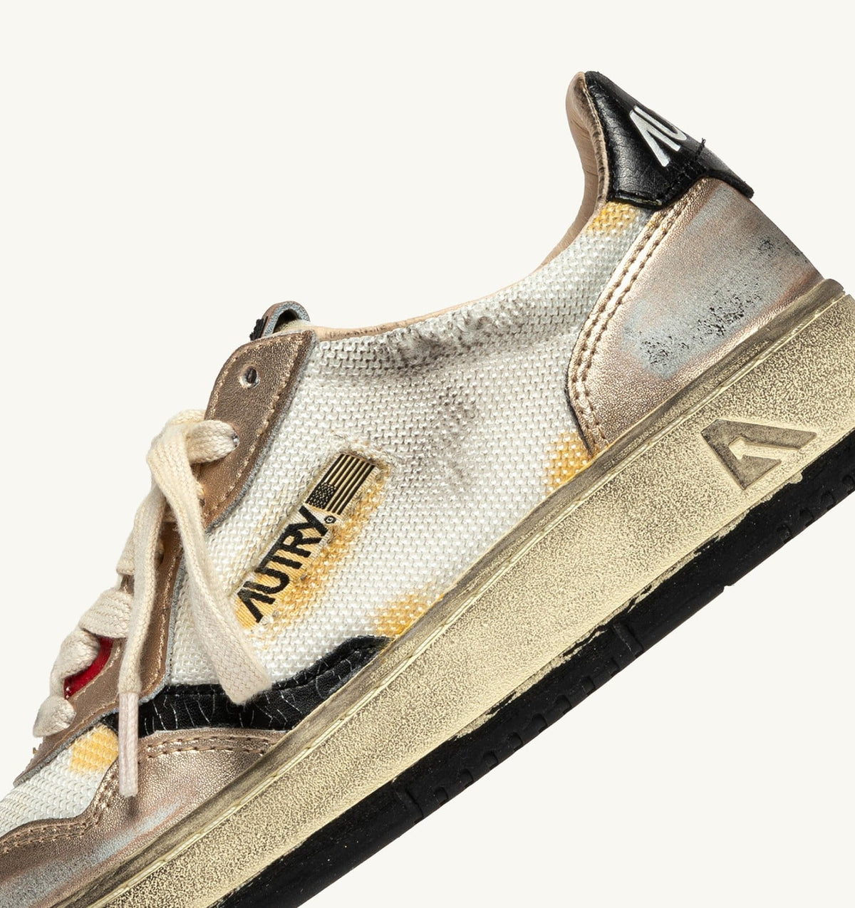 AUTRY Woman MEDALIST LOW SUPER VINTAGE SNEAKERS IN WHITE MESH, GOLD SUEDE AND BLACK LEATHER