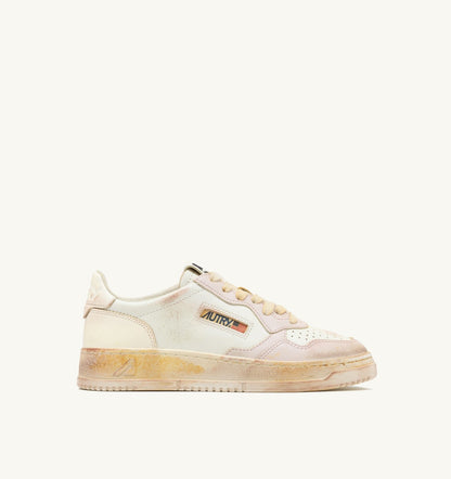 AUTRY Woman MEDALIST LOW SUPER VINTAGE SNEAKERS IN VANILLA WHITE AND MAUVE LEATHER