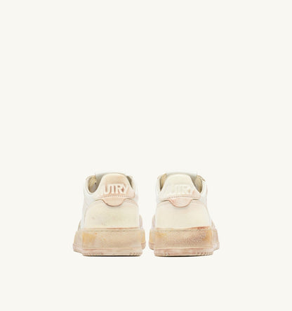 AUTRY Woman MEDALIST LOW SUPER VINTAGE SNEAKERS IN VANILLA WHITE AND MAUVE LEATHER