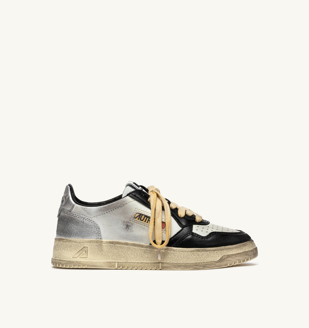 AUTRY Woman MEDALIST LOW SUPER VINTAGE SNEAKERS LOW IN WHITE BLACK AND SILVER LEATHER