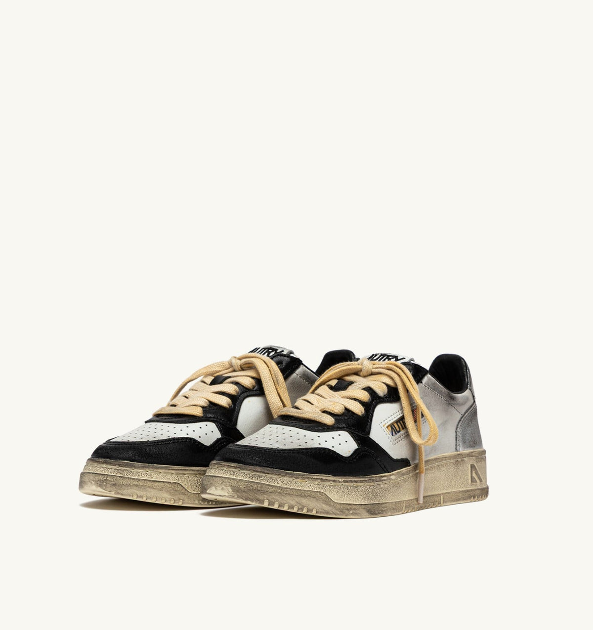 AUTRY Woman MEDALIST LOW SUPER VINTAGE SNEAKERS LOW IN WHITE BLACK AND SILVER LEATHER