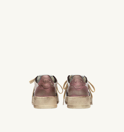 AUTRY Woman MEDALIST LOW SUPER VINTAGE SNEAKERS IN WHITE, PEONY AND HOT FUDGE LEATHER
