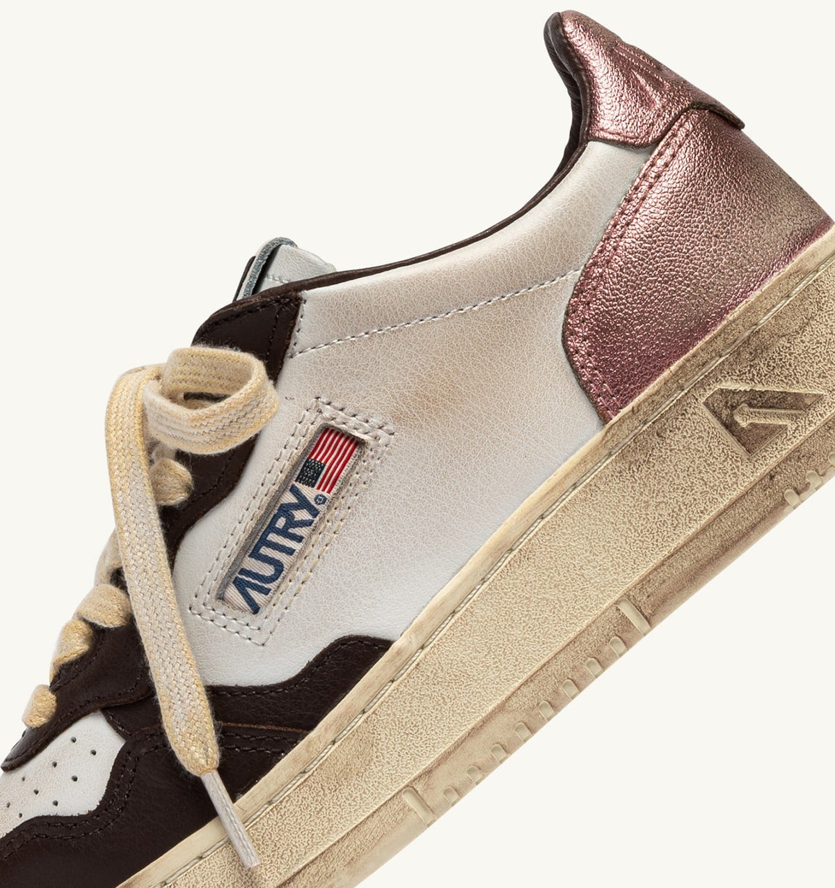 AUTRY Woman MEDALIST LOW SUPER VINTAGE SNEAKERS IN WHITE, PEONY AND HOT FUDGE LEATHER