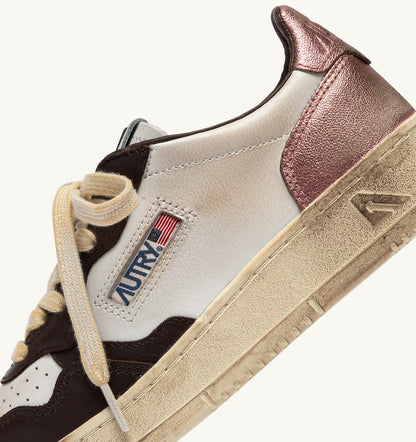 AUTRY Woman MEDALIST LOW SUPER VINTAGE SNEAKERS IN WHITE, PEONY AND HOT FUDGE LEATHER