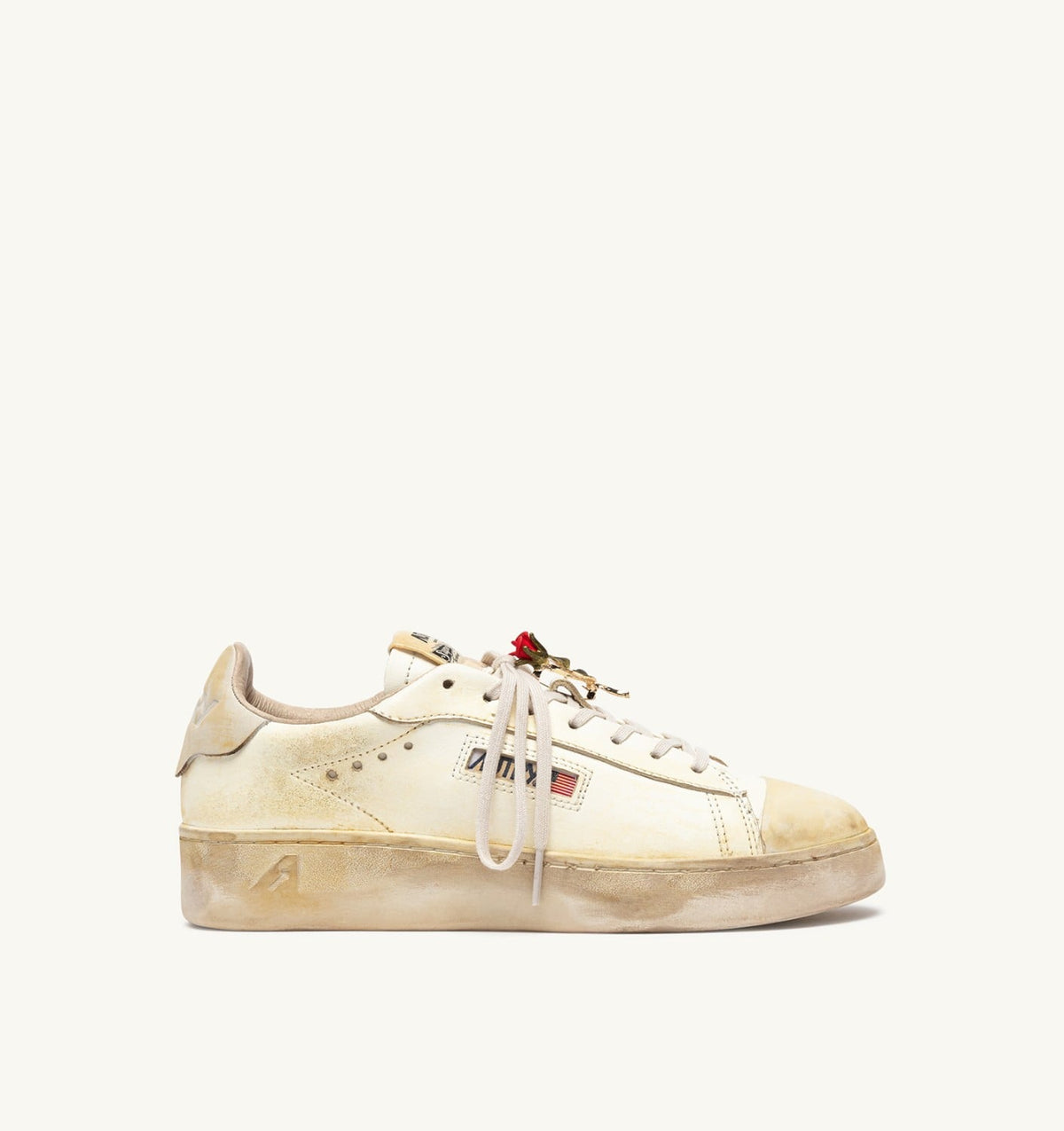 AUTRY Woman DALLAS LOW SUPER VINTAGE SNEAKERS IN MARSHMALLOW LEATHER WITH CHARM