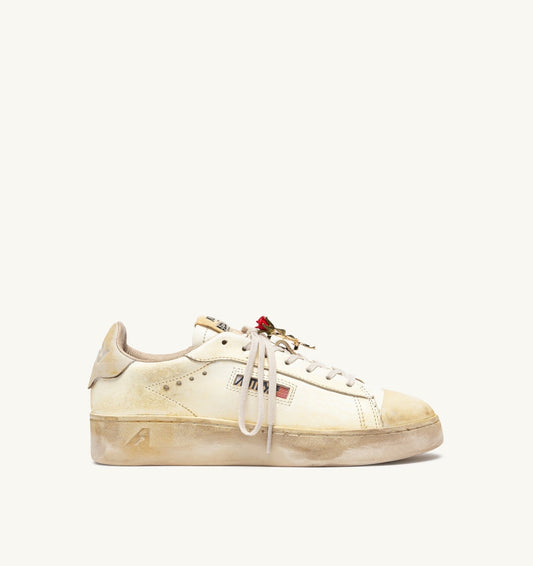 AUTRY Woman DALLAS LOW SUPER VINTAGE SNEAKERS IN MARSHMALLOW LEATHER WITH CHARM