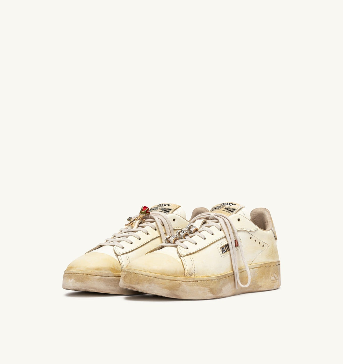 AUTRY Woman DALLAS LOW SUPER VINTAGE SNEAKERS IN MARSHMALLOW LEATHER WITH CHARM