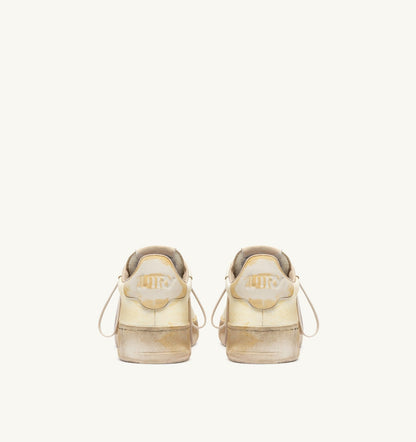 AUTRY Woman DALLAS LOW SUPER VINTAGE SNEAKERS IN MARSHMALLOW LEATHER WITH CHARM