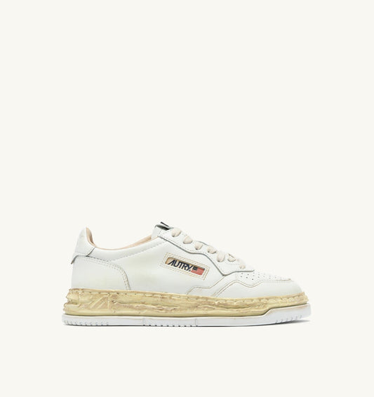 AUTRY Woman MEDALIST LOW SUPER VINTAGE 'Autry x Maison MIHARA YASUHIRO General Scale.' SNEAKERS IN WHITE LEATHER