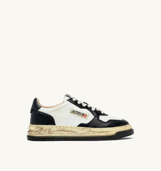 AUTRY Woman MEDALIST LOW SUPER VINTAGE 'Autry x Maison MIHARA YASUHIRO General Scale.' SNEAKERS IN WHITE AND BLACK LEATHER