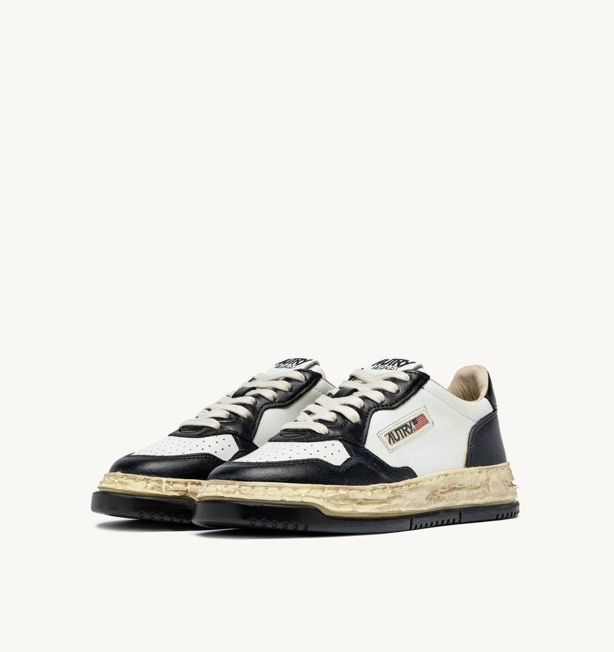 AUTRY Woman MEDALIST LOW SUPER VINTAGE 'Autry x Maison MIHARA YASUHIRO General Scale.' SNEAKERS IN WHITE AND BLACK LEATHER