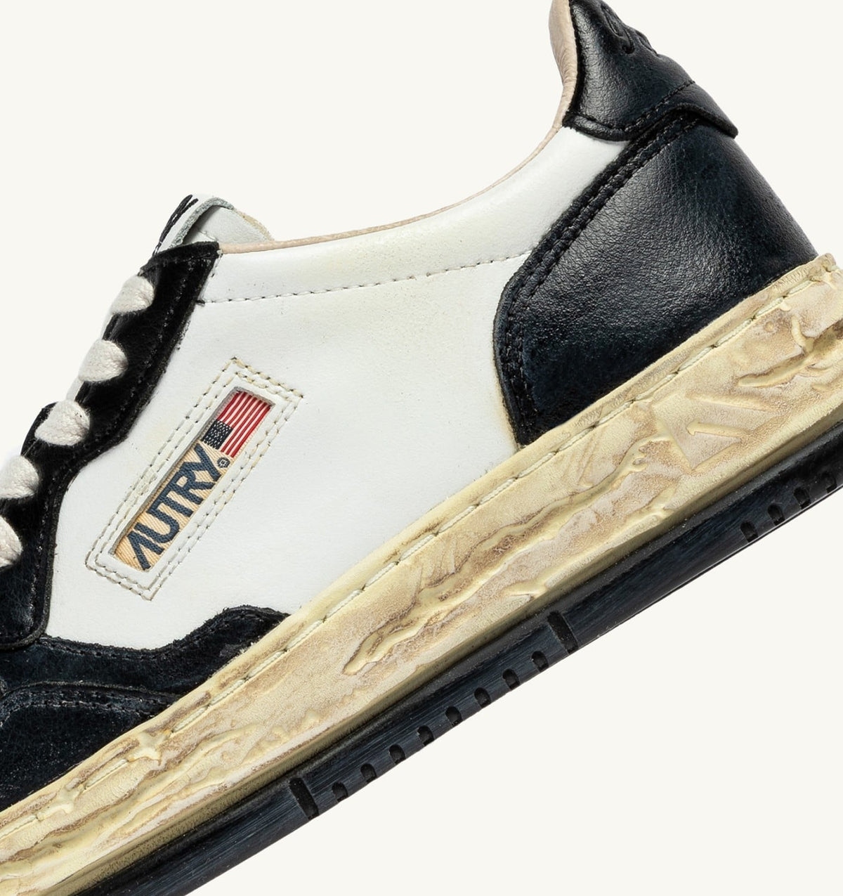 AUTRY Woman MEDALIST LOW SUPER VINTAGE 'Autry x Maison MIHARA YASUHIRO General Scale.' SNEAKERS IN WHITE AND BLACK LEATHER
