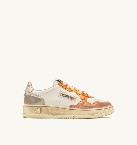 AUTRY Woman MEDALIST LOW SUPER VINTAGE SNEAKERS IN PLATINUM AND ORANGE LEATHER