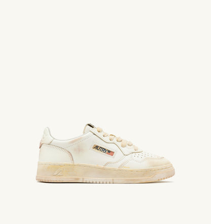 AUTRY Woman MEDALIST LOW SUPER VINTAGE SNEAKERS IN WHITE LEATHER