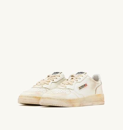 AUTRY Woman MEDALIST LOW SUPER VINTAGE SNEAKERS IN WHITE LEATHER