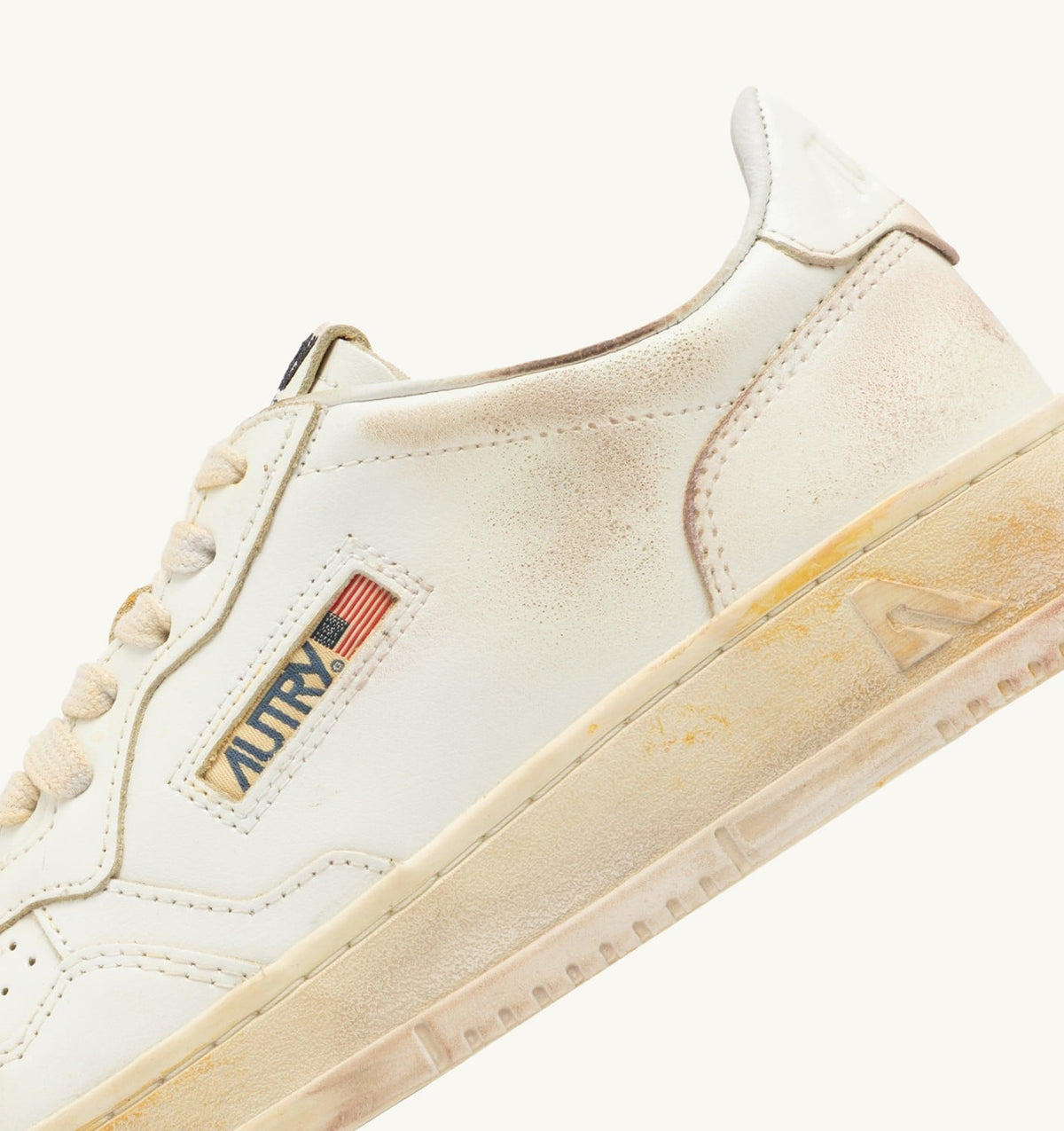 AUTRY Woman MEDALIST LOW SUPER VINTAGE SNEAKERS IN WHITE LEATHER