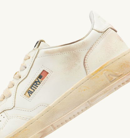 AUTRY Woman MEDALIST LOW SUPER VINTAGE SNEAKERS IN WHITE LEATHER