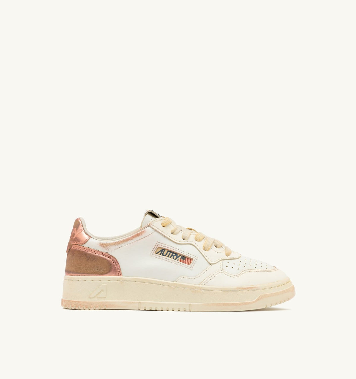 AUTRY Woman MEDALIST LOW SUPER VINTAGE SNEAKERS IN WHITE SALMON AND VANILLA LEATHER