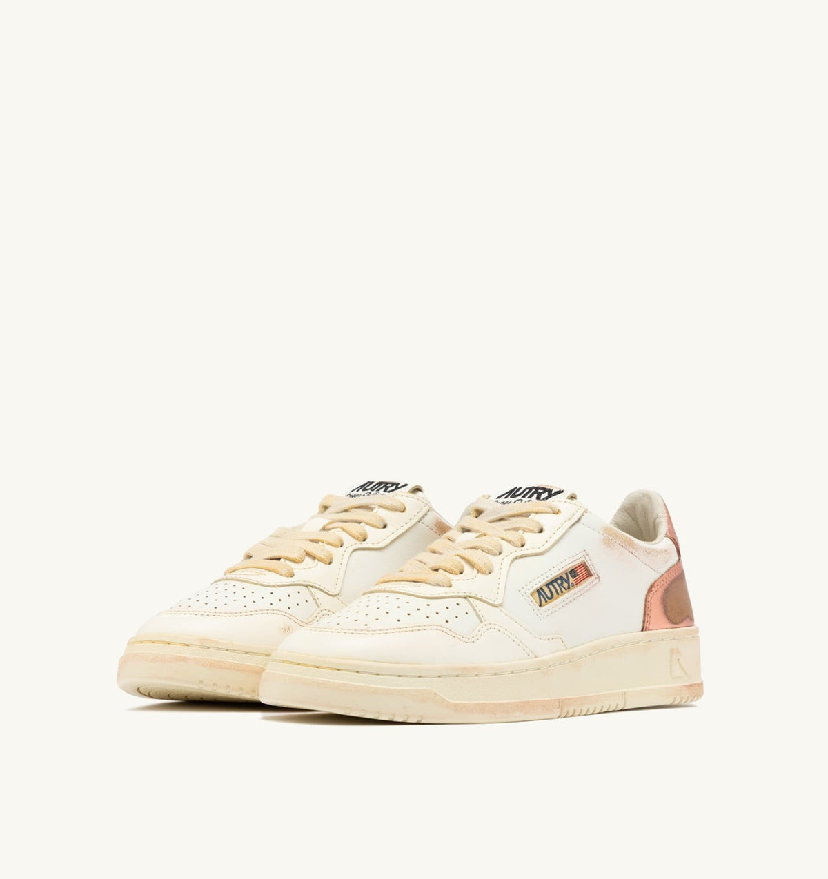 AUTRY Woman MEDALIST LOW SUPER VINTAGE SNEAKERS IN WHITE SALMON AND VANILLA LEATHER
