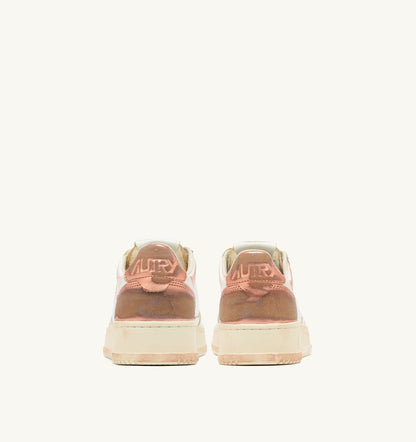AUTRY Woman MEDALIST LOW SUPER VINTAGE SNEAKERS IN WHITE SALMON AND VANILLA LEATHER