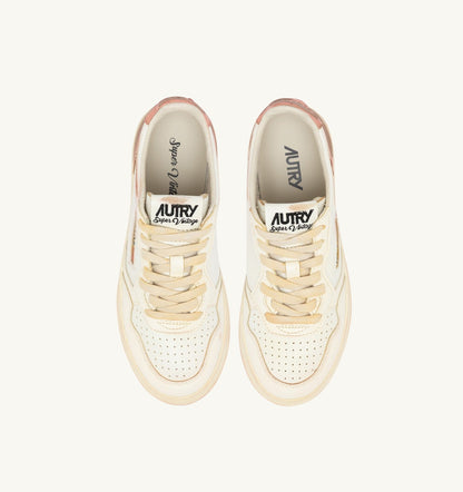 AUTRY Woman MEDALIST LOW SUPER VINTAGE SNEAKERS IN WHITE SALMON AND VANILLA LEATHER