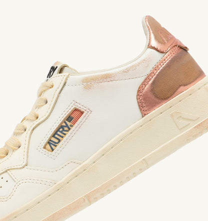 AUTRY Woman MEDALIST LOW SUPER VINTAGE SNEAKERS IN WHITE SALMON AND VANILLA LEATHER