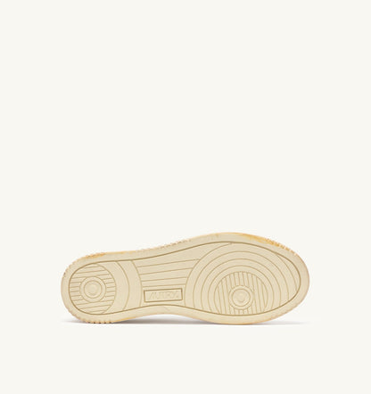 AUTRY Woman MEDALIST LOW SUPER VINTAGE SNEAKERS IN WHITE APPLE CINNAMON AND DEWBERRY LEATHER