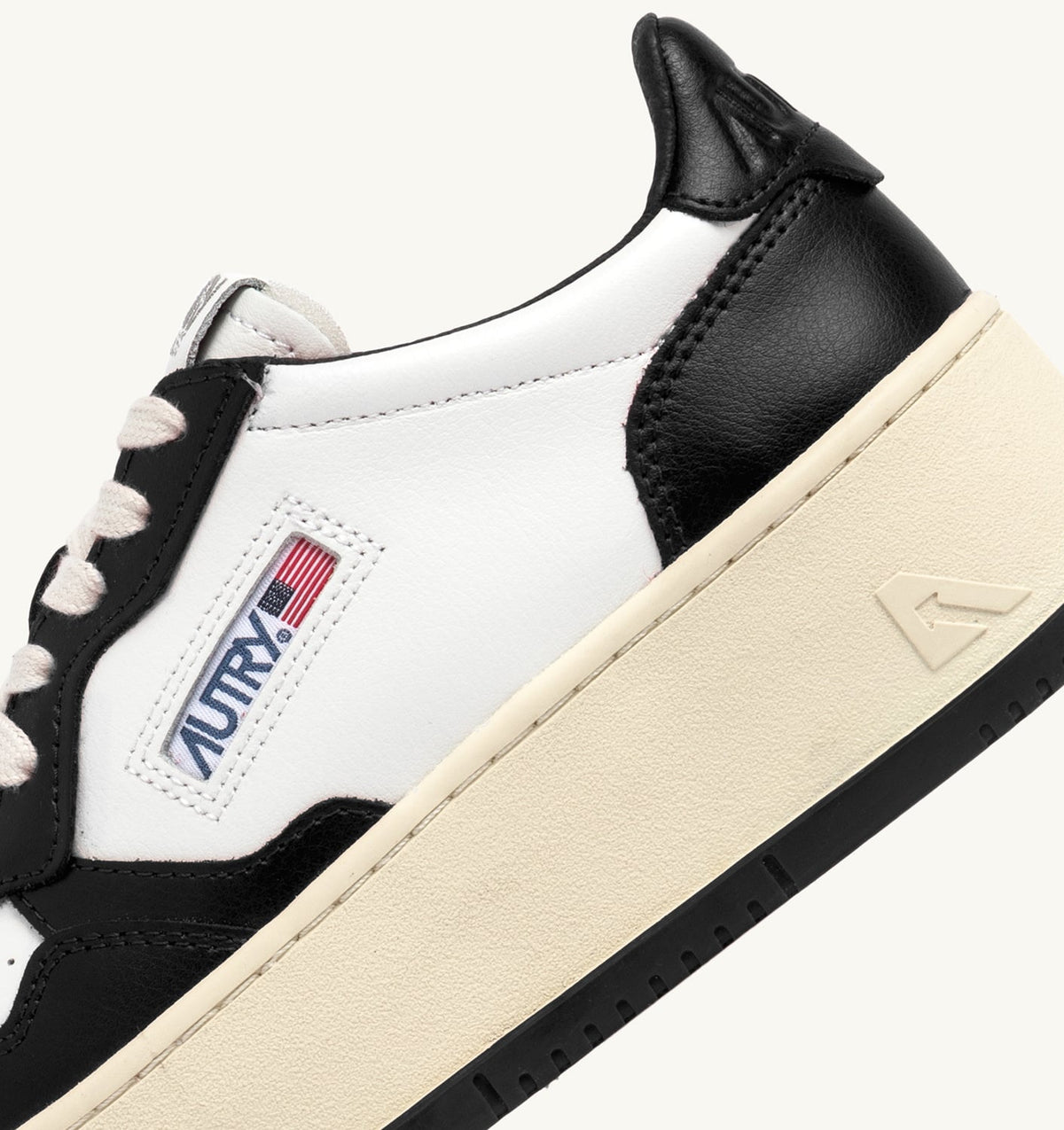 AUTRY Woman MEDALIST PLATFORM SNEAKERS IN WHITE AND BLACK LEATHER